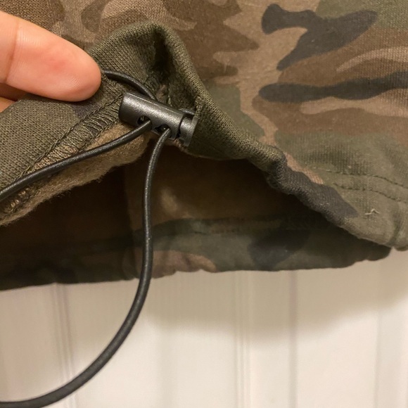 Cropped Camouflage pullover hoodie Very cute & trendy sz small - Picture 4 of 8